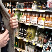 Чернівецькі поліцейські викрили 40-річного чернівчанина, який викрав із супермаркету алкогольні напої.