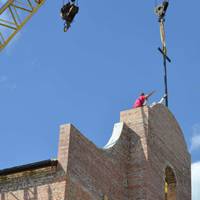 Сьогодні у Львові над храмом св. Йоана Павла II РКЦ встановили хрест.