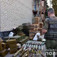 На Донеччині добровольчі підрозділи передали озброєння поліції