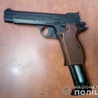 Поліція вилучила у чернівчанина нелегальну зброю.