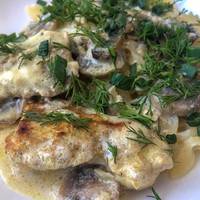 Курка з грибами і вершково-сирним соусом