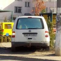 Під Дніпром автомобіль влетів на ігровий майданчик дитячого садка: що сталося (ФОТО)