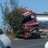 Загиблих і постраждалих в аварії під Одесою вирізали з понівеченого мікроавтобуса (фото)