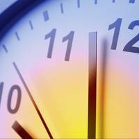 Перехід на зимовий час в Україні: коли переводити годинник і як це пережити