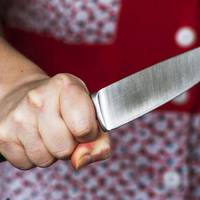 Чоловік ледь не позбавив дружину життя на очах у всього двору