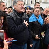 Водій таксі відмовився везти екс-президента Ураїни Порошенко після мітингу (відео)