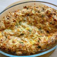 Рваний пиріг з лаваша з сиром, сиром і зеленню