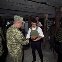 Президент України зустрівся з військовими в Донбасі (фото)