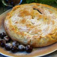 Листковий пиріг з вишнею