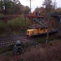 Смертоносна аварія: автівка злетіла з мосту і впала на залізничні колії. ФОТО