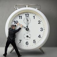 Зеленського закликали скасувати перехід на зимовий і літній час