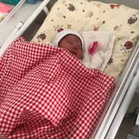 Дівчинці, що народилася без рук та яку залишили в пологовому батьки, шукають нову родину