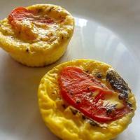 Омлет з помідорами в формочках