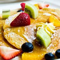 Млинці з фруктовим салатом і медом