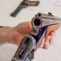 Депутат вистрелив у себе з рушниці