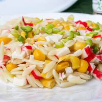 Салат із крабових паличок з макаронами