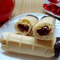 Вафельні трубочки зі згущеним молоком