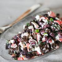 Салат із крабових паличок з квасолею і сухариками