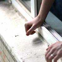 Чоловік випав з вікна 4-го поверху після вживання алкоголю і наркотиків.