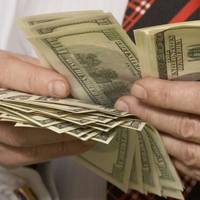 Долар та євро знову впали в ціні