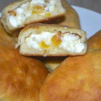 Пиріжки з сиром і курагою в духовці