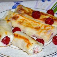 Солодкі спринг роли з сиром і ягодами