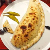 Кальцоне з сиром і оливками