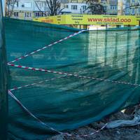 На дівчину впав залізний паркан і розсік їй голову (ФОТО 18+)