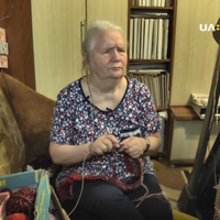 Незряча жінка змайструвала 300 пар рукавиць для військових на передову. ВІДЕО