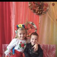 Маленькому хлопчику, який не чує на два вушка, потрібна допомога