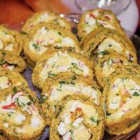 Морквяний рулет з сиром і крабовими паличками