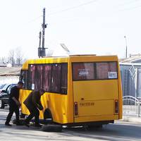 У маршрутки під час руху відвалилися колеса. ВІДЕО