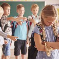 Вчителька через релігію б`є і принижує школярку. ВІДЕО