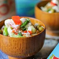 Салат з крабовими паличками, яєчним млинцем і огірком