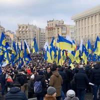 Десятки тисяч людей по всій країні, світове українство, всі патріотичні сили об'єдналися проти капітуляції, – Петро Порошенко