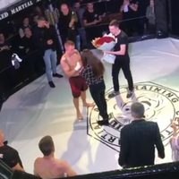 Хлопець після перемоги за чемпіонський пояс зробив дівчині пропозицію руки і серця. ВІДЕО