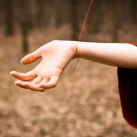 Чи дійсно червона нитка на зап'ястку оберігає від зла