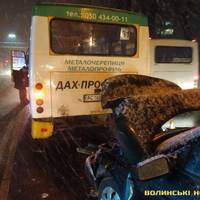 Легковик врізався в маршрутку: водія вирізали з авто. ФОТО