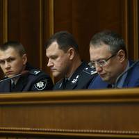 Українські депутати та чиновники платитимуть чималий штраф за виступ російською мовою