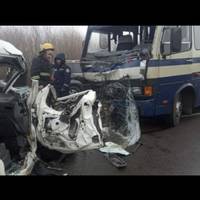 На трасі моторошне ДТП за участю автобуса: потерпілу вирізали рятувальники