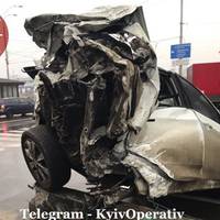 У Києві фура зі сплячим водієм влетіла у заправку, зносячи все на своєму шляху. ФОТО