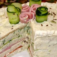 Закусочний торт з сиром, шинкою і овочами