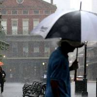 Штормовий вітер та сніг із дощем: якою буде погода в Україні у новорічну ніч