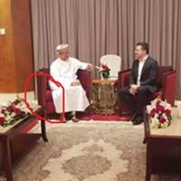 Блогер помітив цікаве неспівпадіння на фото Зеленського з Оману