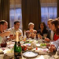 До знайомих з Києва на Новий Рік приїхали родичі з Луганська. З ними дві дівчинки: молодша 6 років і старша, учениця 4 класу..