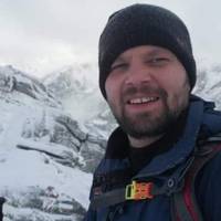 Сьогодні зранку в Буковелі, лижі. Людей мало. Перед нами один чоловік. Дивлюсь в нього штани з написом RUSSIA..