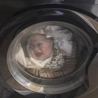 Чоловік побачив в пральній машині свою маленьку дитину і трохи не отримав інфаркт