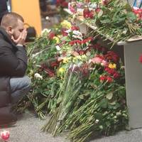 Аеропорт Бориспіль: Його вже декілька разів забирали друзі. Це чоловік бортпровідниці Юлії Сологуб