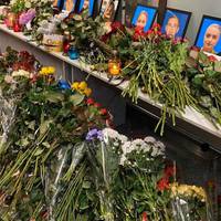 Бориспіль.. Без сліз не можна дивитися.. Колеги та друзі екіпажу рейсу “Тегеран – Київ” несуть квіти і свічки в аеропорт..