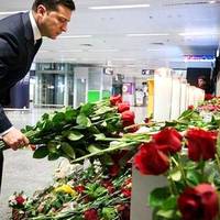 “Квіти поклав, а у душі порожнеча !!!” Візит Зеленського вночі у Бориспіль викликав у Мережі ажіотаж